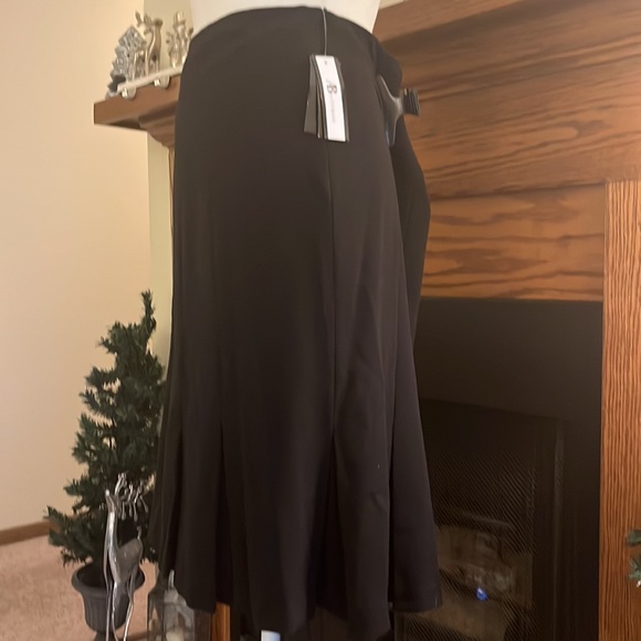 NWT “AB” Fully lined, black pleated side-zip skirt size 14 #10173 - Picture 2 of 3